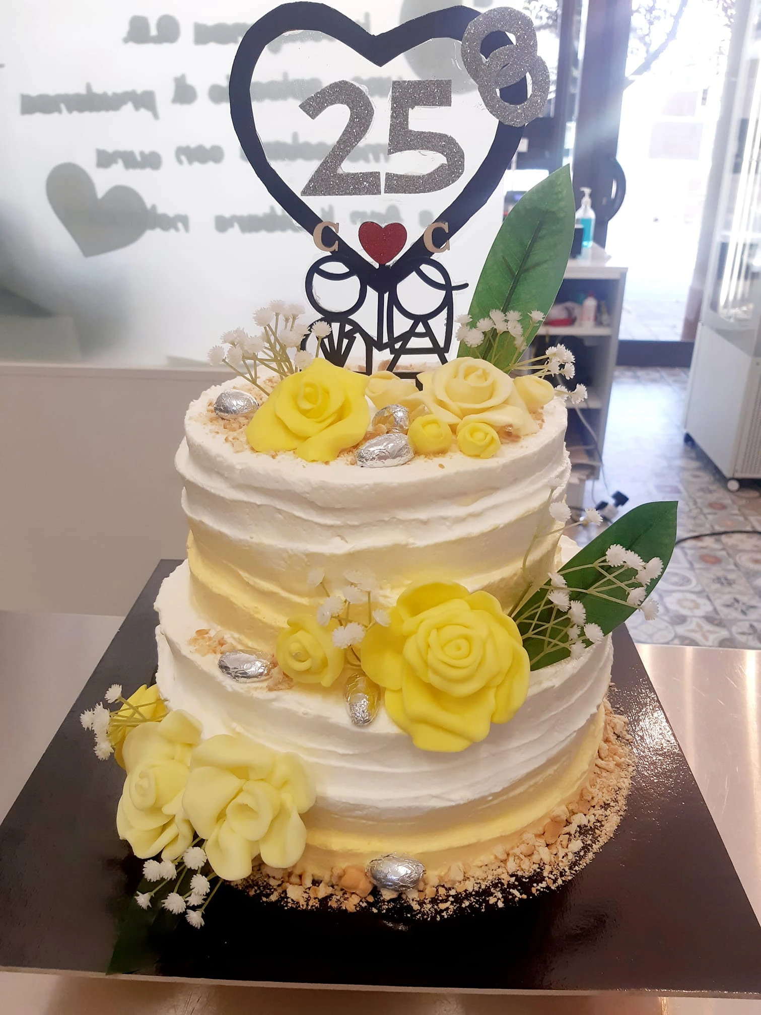 torta per 25 anniversario con decorazioni floreali