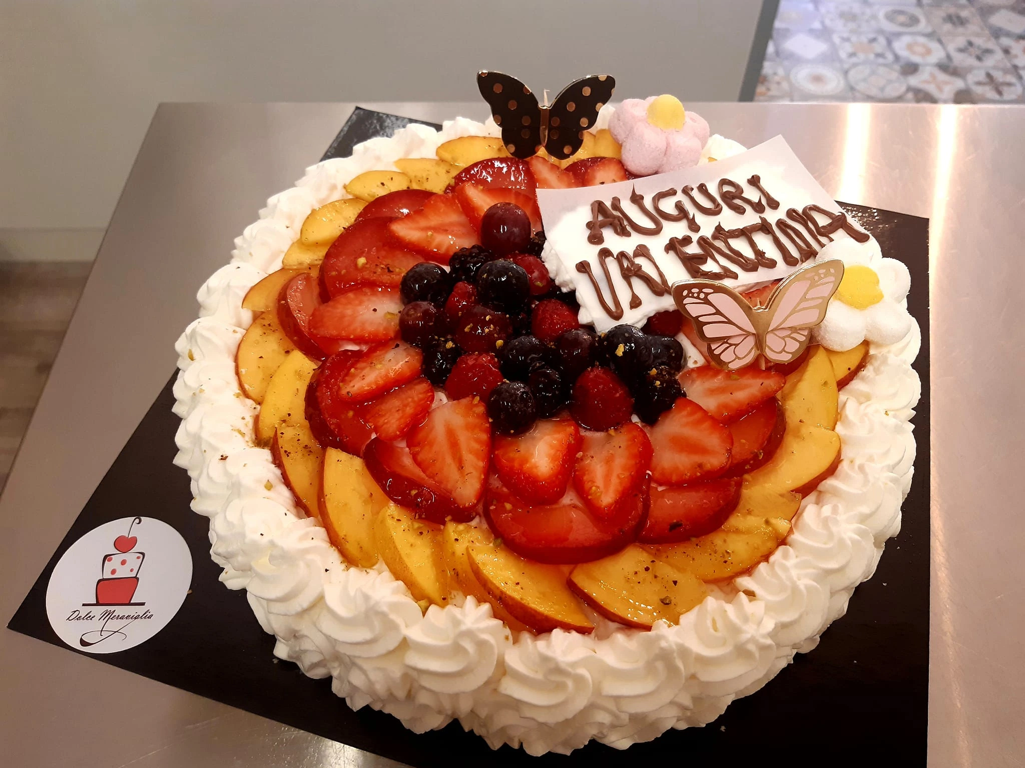 Torta decorata con frutta