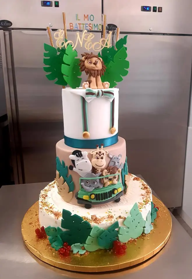 Torta con decorazioni di animali in pasta di zucchero