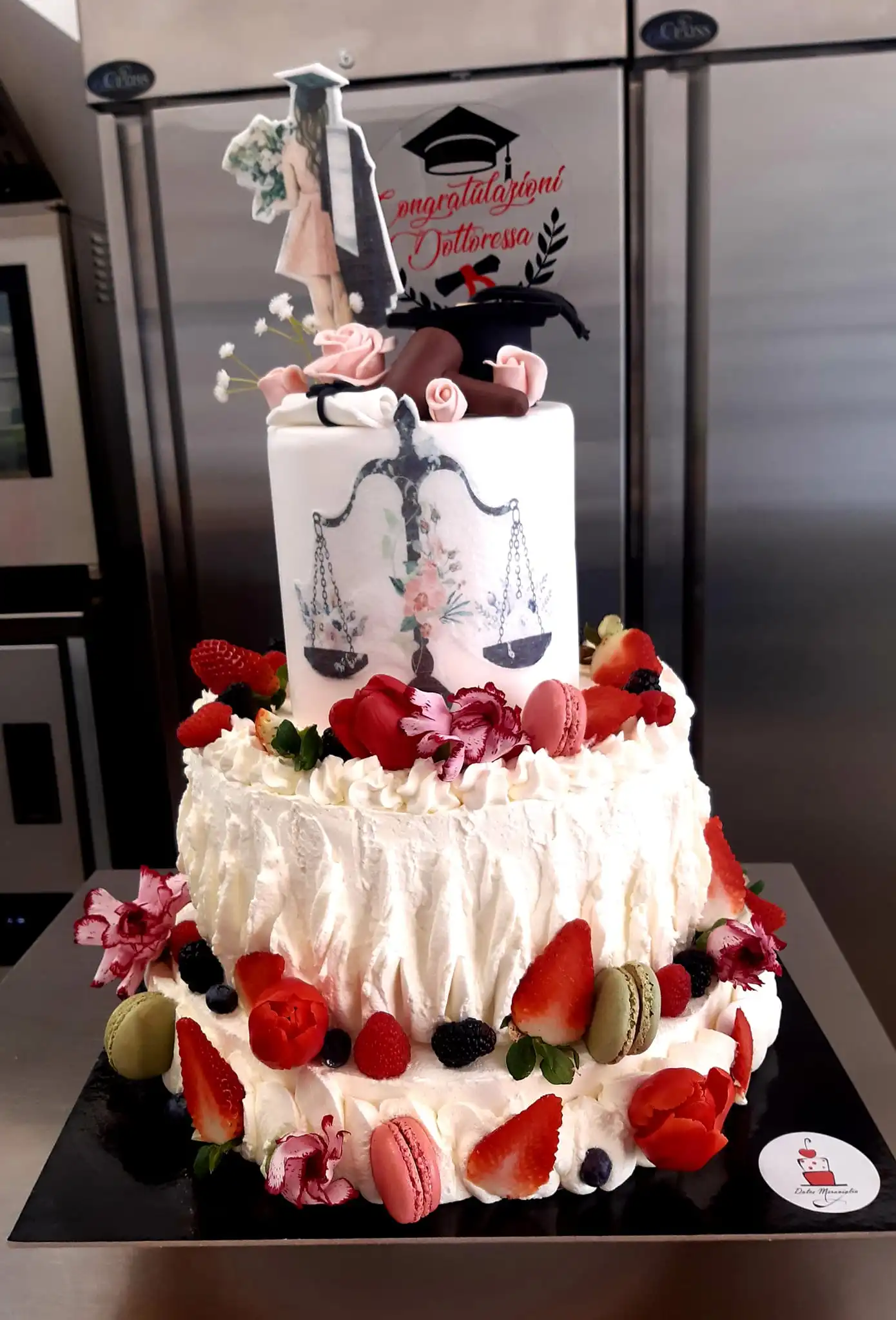 Torta a più piani con decorazioni a frutta